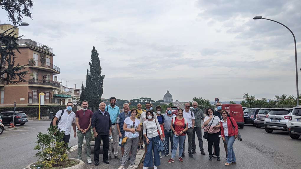 Via Piccolomini, l'esterno della sede storica di Ombre e Luci