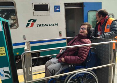 Salita di una persona in sedia a rotelle sul treno