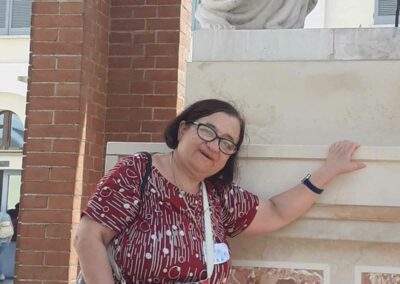 Donna in posa davanti a una statua