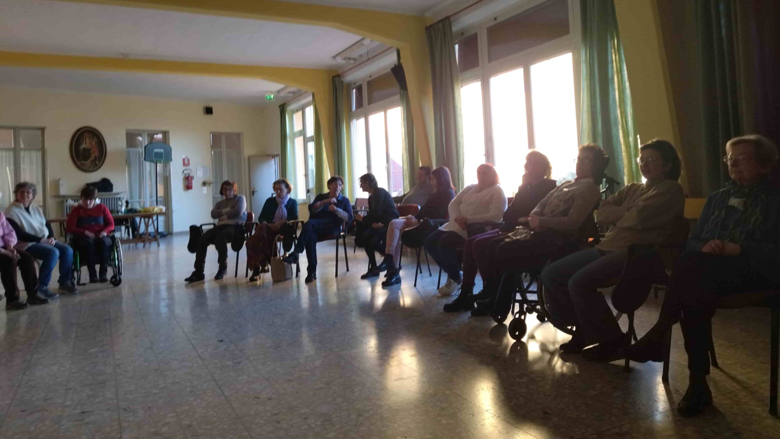 Persone che sono riunite in una sala