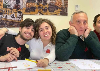 Tre persone sorridenti ad un tavolo