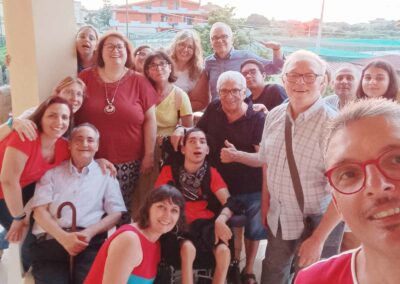 Gruppo di persone di una comunità in posa per una foto