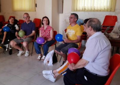 Gruppo di persone sedute in un cerchio