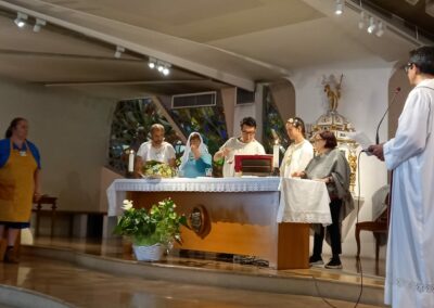 Un gruppo di persone drammatizza il Vangelo sull'altare di una chiesa