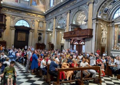 Chiesa gremita di persone