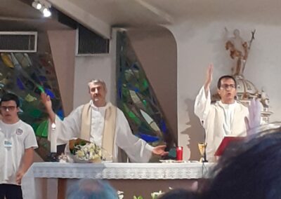 Due preti durante una funzione sull'altare