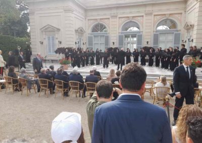 Persone che suonano e cantano in un cortile