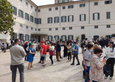 Persone in festa in un cortile