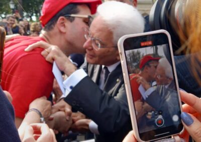 Il presidente della Repubblica Sergio Mattarella in mezzo ad una folla di persone