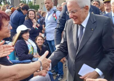 Il presidente della Repubblica Sergio Mattarella in mezzo ad una folla di persone