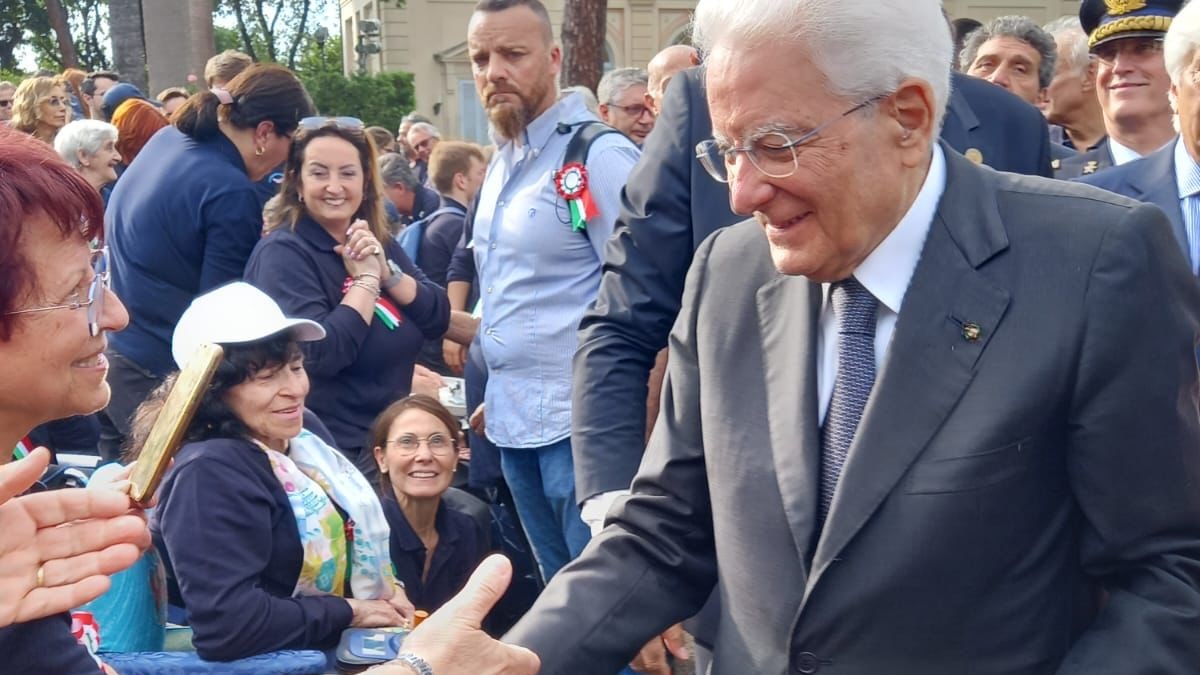 Il presidente della Repubblica Sergio Mattarella in mezzo ad una folla di persone