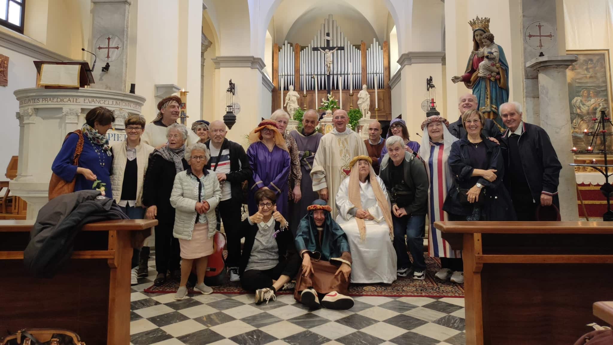 Gruppo di persone in una chiesa