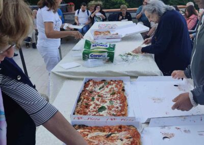 Tavolata estiva con due pale di pizza al centro