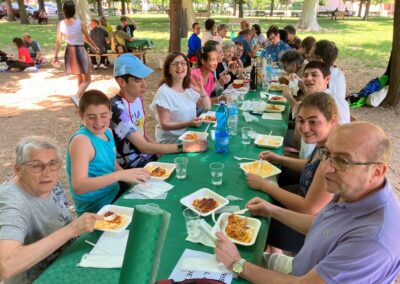 Gruppo di persone mangia all'aperto