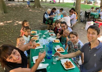 Gruppo di persone mangia all'aperto