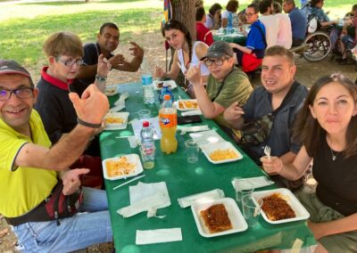 Gruppo di persone mangia all'aperto