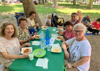 Gruppo di persone mangia all'aperto