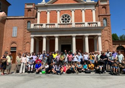 Gruppo di persone davanti ad un santuario