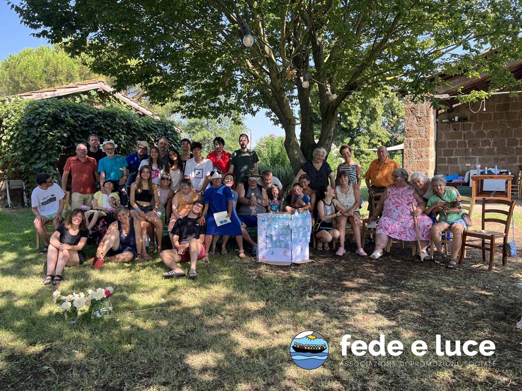 Un gruppo di una comunità di Fede e Luce riunito all'aperto